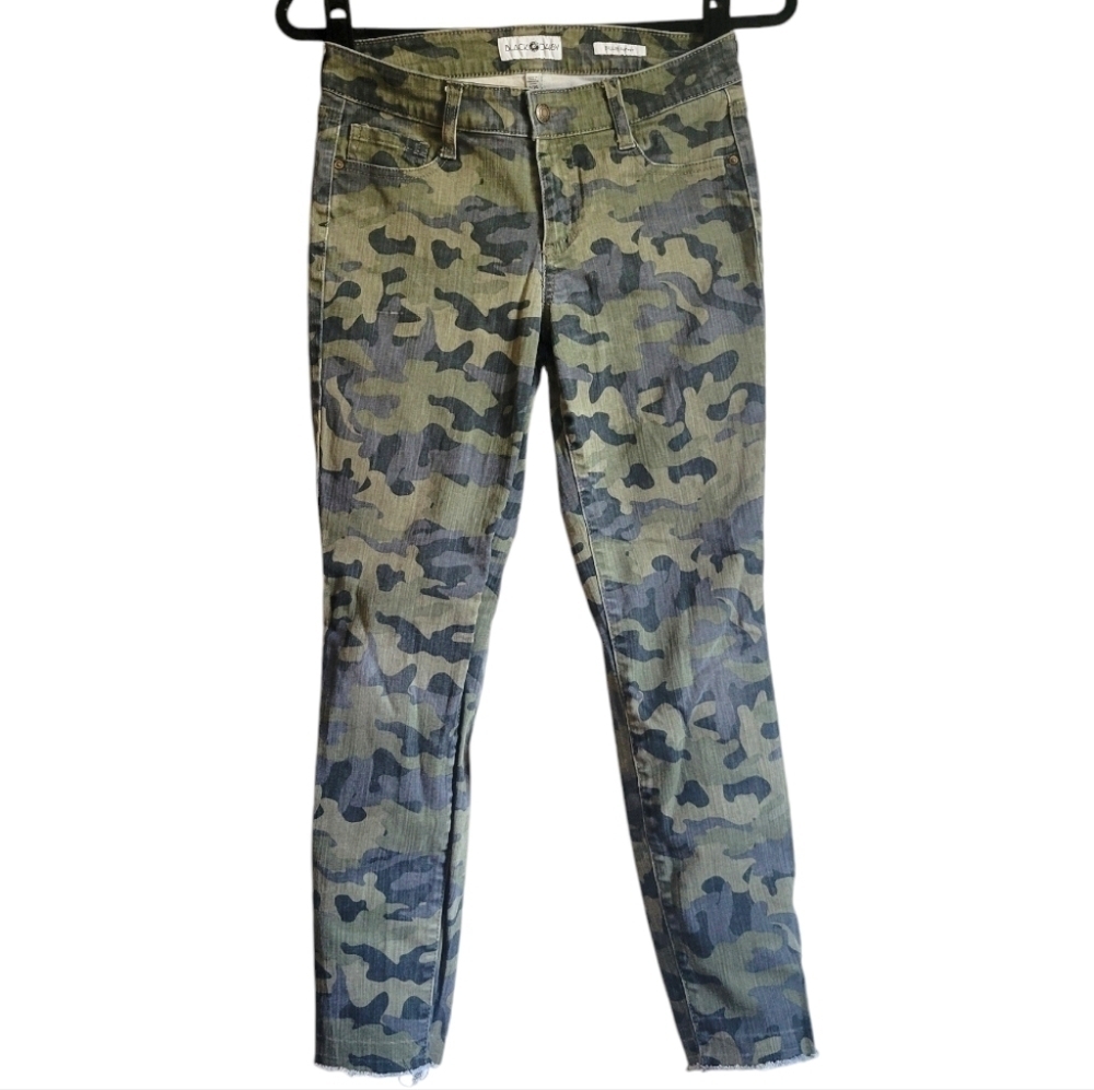 Black Daisy Camo Green Jeans Women's size 3